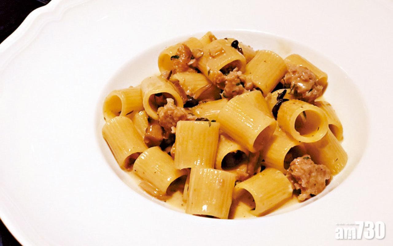自家製香腸、磨菇、羊奶芝士忌廉汁配短通粉(Mezze Maniche),奶香十足,濃而不膩。