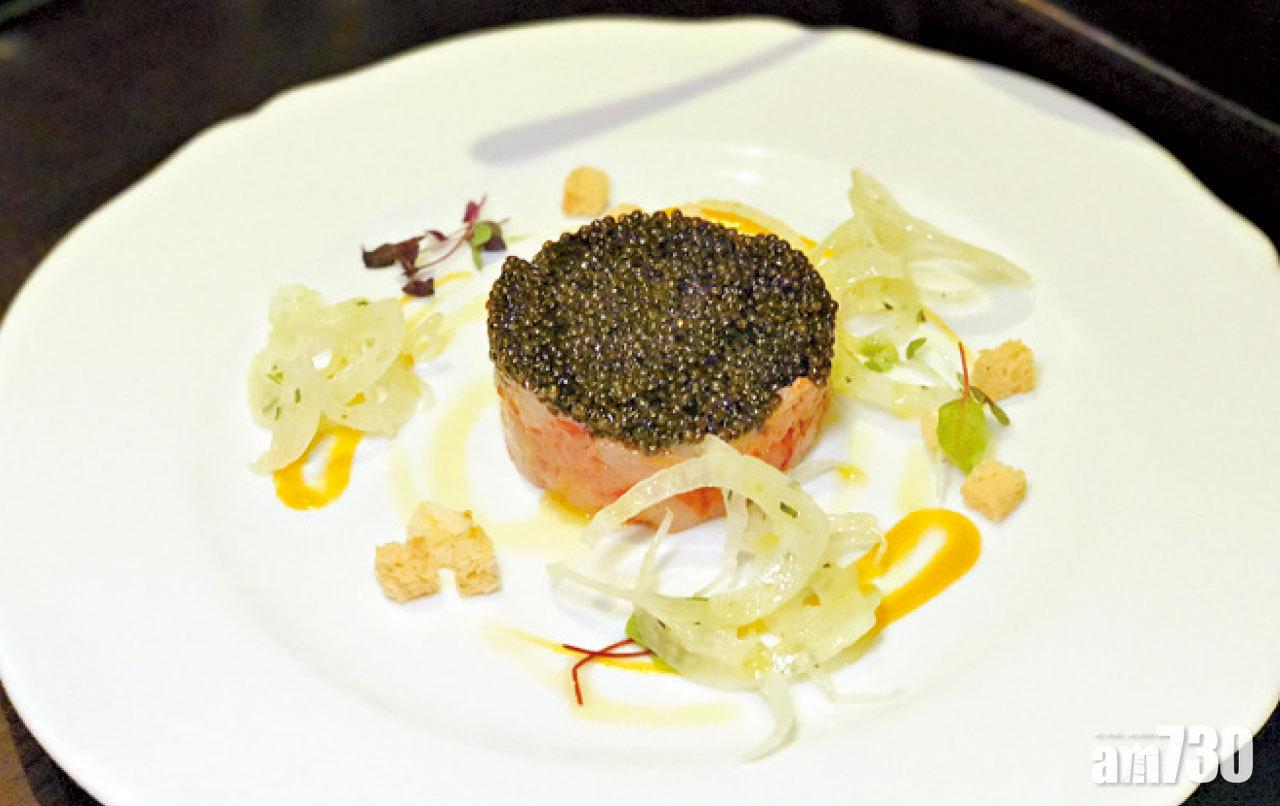 紅蝦他他,閃閃發光的魚子醬下是橙紅色的意大利西西里紅蝦,配以香橙醬及茴香沙律,完美平衡菜餚風味。$380