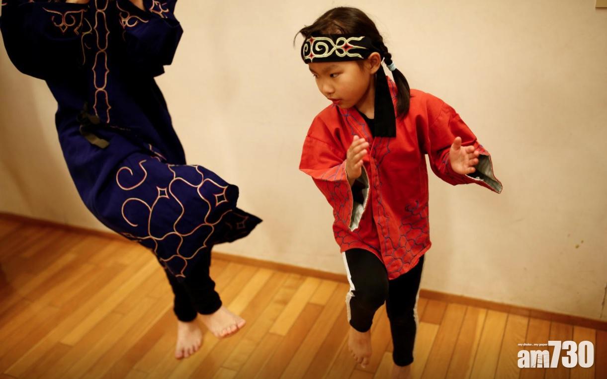 阿伊努小妹妹表演民族舞。(資料圖片)