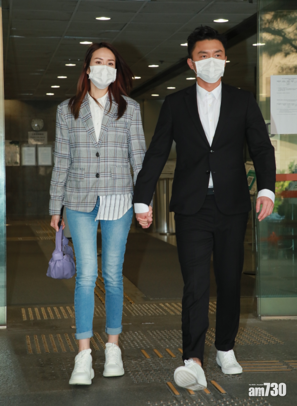 莊思明陪楊明離開法院。