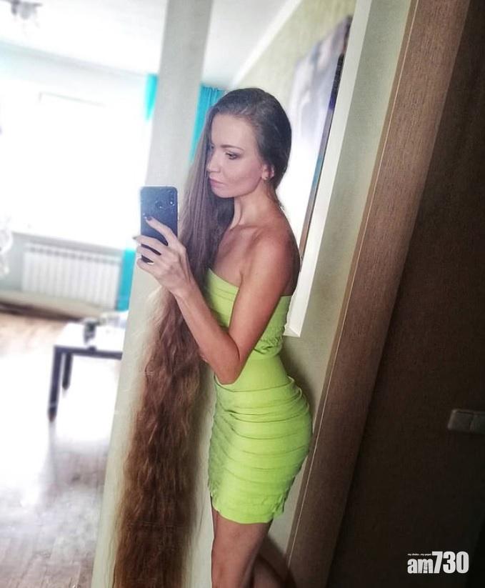 秀髮傾瀉如瀑布。(互聯網)