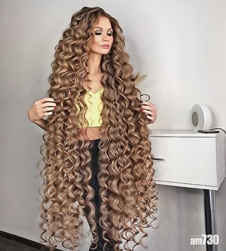 古巴諾娃一頭捲曲秀髮,留了17年。(互聯網)