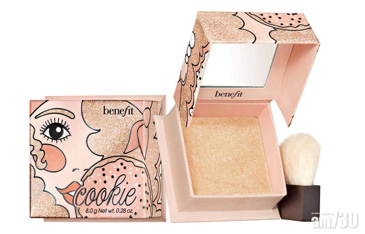 珠光幻金光影粉 $270 (a)
呈淺金色的光影粉,只需沿著顴骨掃上,即時為妝容增添一抹淺金光澤;用於眉骨上,或沿著鼻樑輕輕一掃,則能令肌膚由內至外綻放炫目光澤。