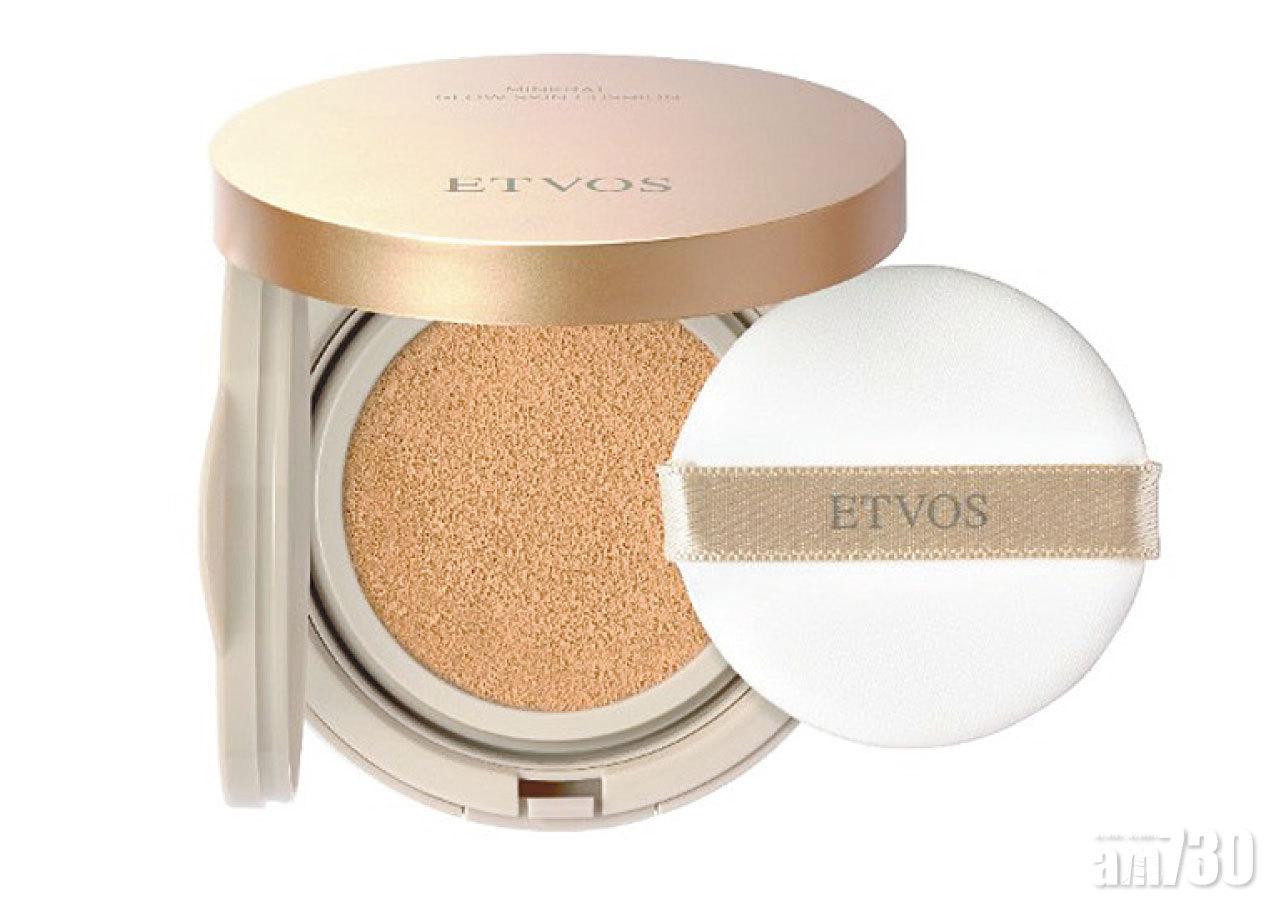 保濕亮澤礦物氣墊粉餅 SPF32 PA+++ $416 (b)
含有3種親膚型神經醯胺,能深入角質層,為肌膚輸入各種養分,塑造健康無瑕的自然底妝,敏感肌膚亦適用。