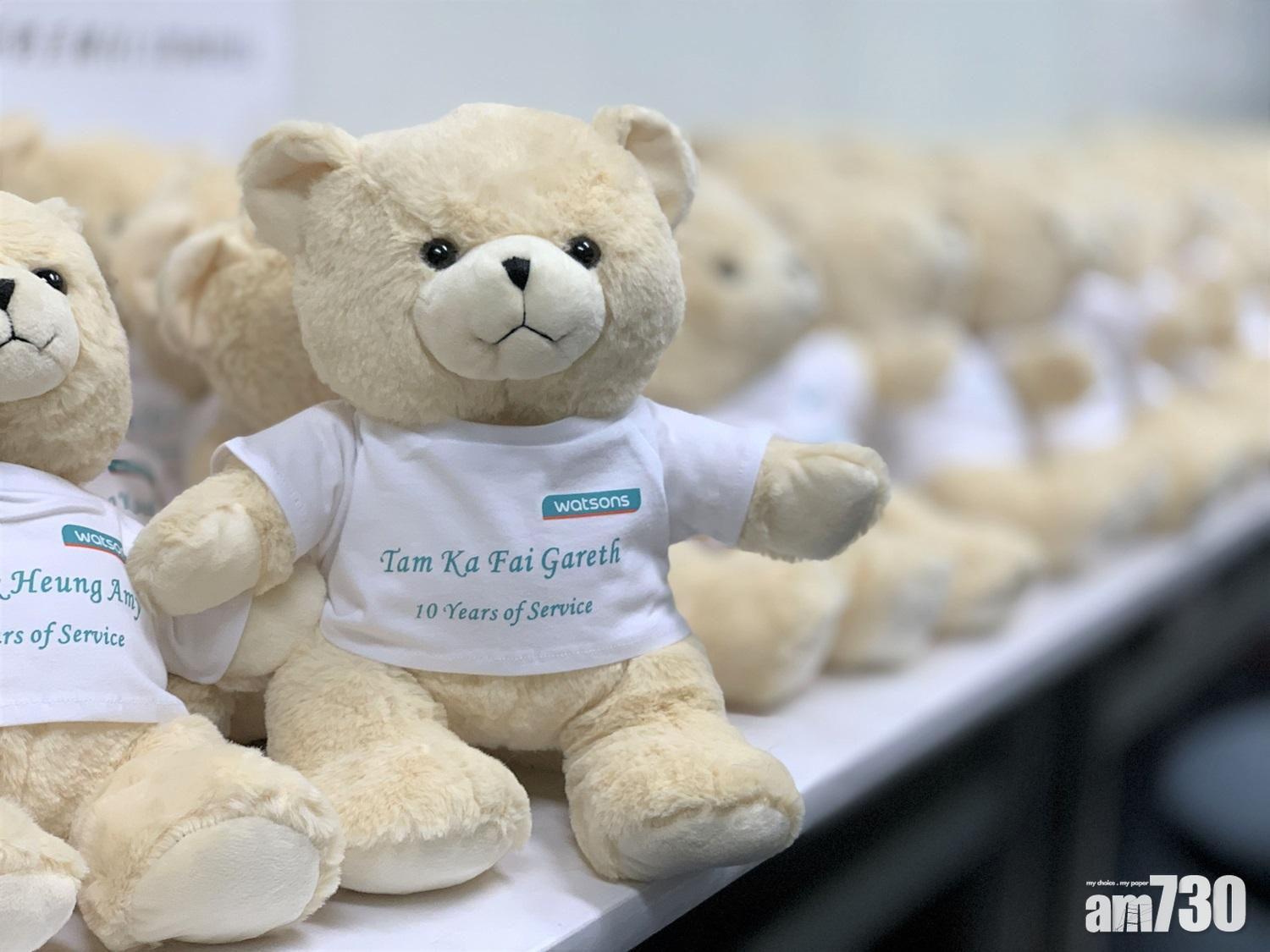 屈臣氏向160名同事頒長期服務獎,
包括傷殘團體製作「第一熊」添意義。(屈臣氏提供)