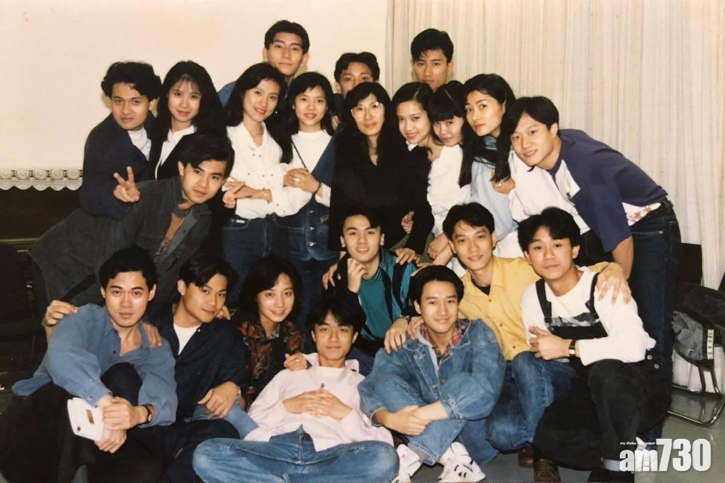 古天樂(第一排中)和袁文傑(最後排)的樣子轉變不大。