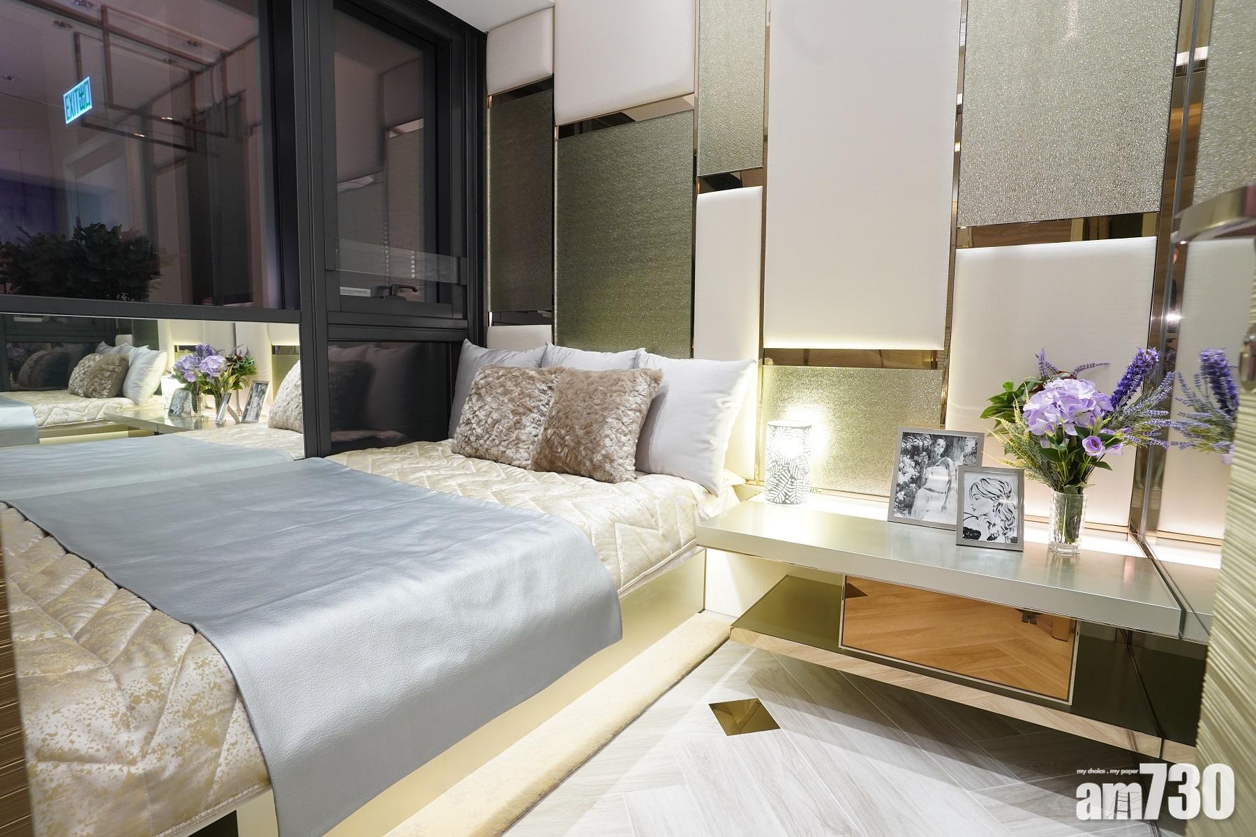 18A單位主睡房放一張雙人床,床頭櫃可擺放別緻的裝飾。(陳奕釗攝)