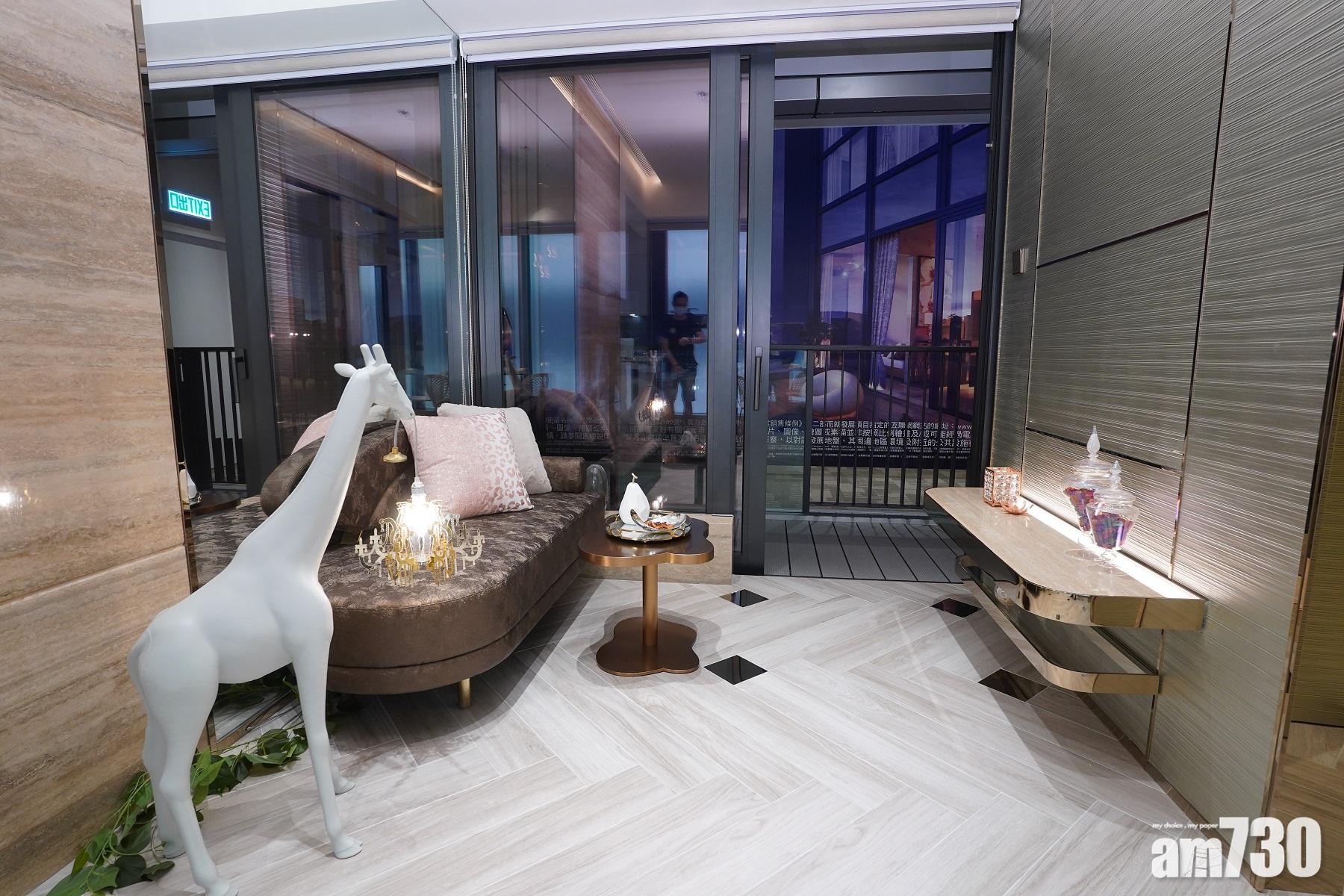 18A單位客廳間隔四正實用,擺放一張金屬皮藝梳化,配以精緻的長頸鹿造型地燈。(陳奕釗攝)