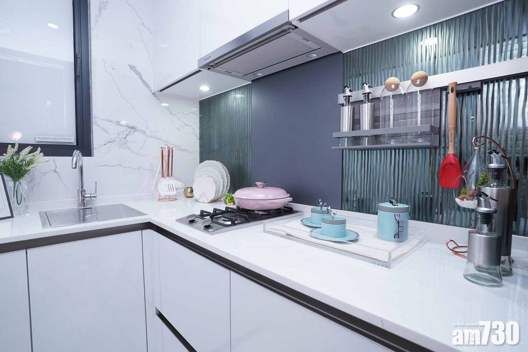 18A單位廚房以白色設計為主,明亮簡潔。(陳奕釗攝)