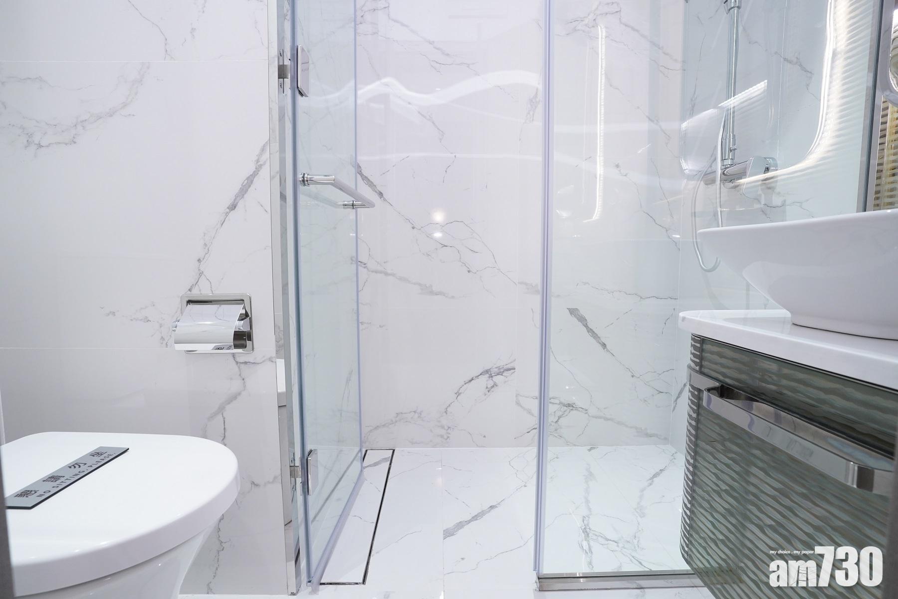 18E單位交樓標準示範單位浴室。(陳奕釗攝)