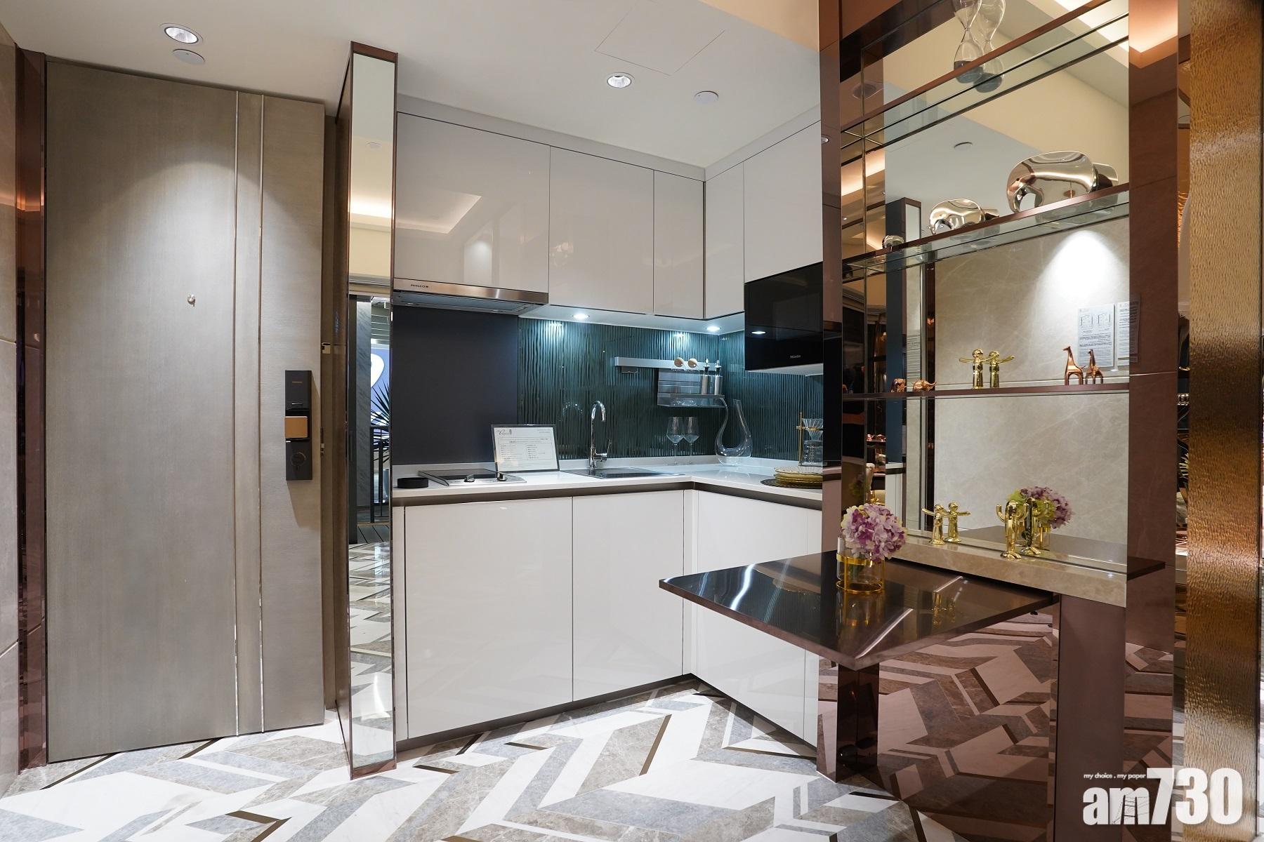 18E單位開放式廚房設於飯廳側,配備廚櫃,亦有雪櫃、微波爐等家電,另備有摺疊式餐枱。(陳奕釗攝)