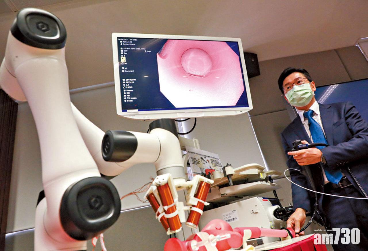 趙偉仁利用人體模型示範利用磁場驅動控制微型機械人。