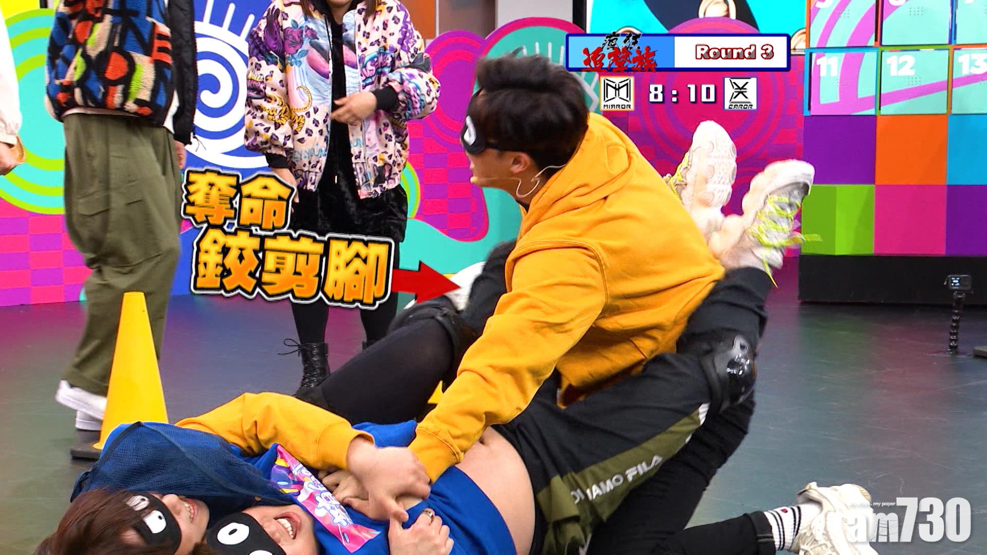 肥仔以「奪命鉸剪腳」阻截Stanley。
