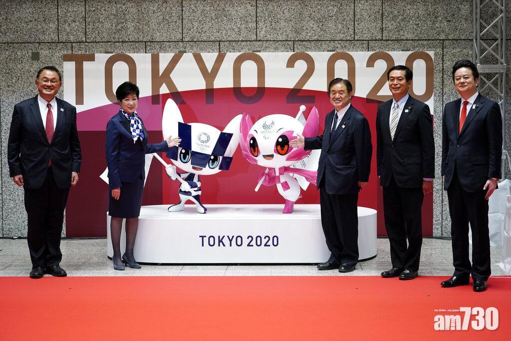 小池百合子(左2)等官員主持東奧吉祥物裝置揭幕。(美聯社)