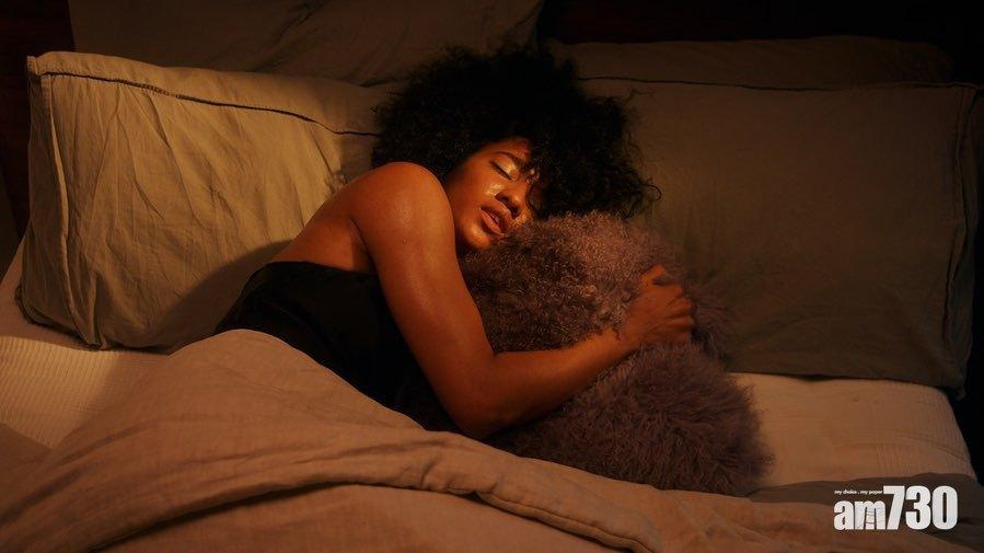 《狂人日記》MV找來尼日利亞與香港的混血模特兒參演,帶出跨越種族膚色的訊息。(MV截圖)