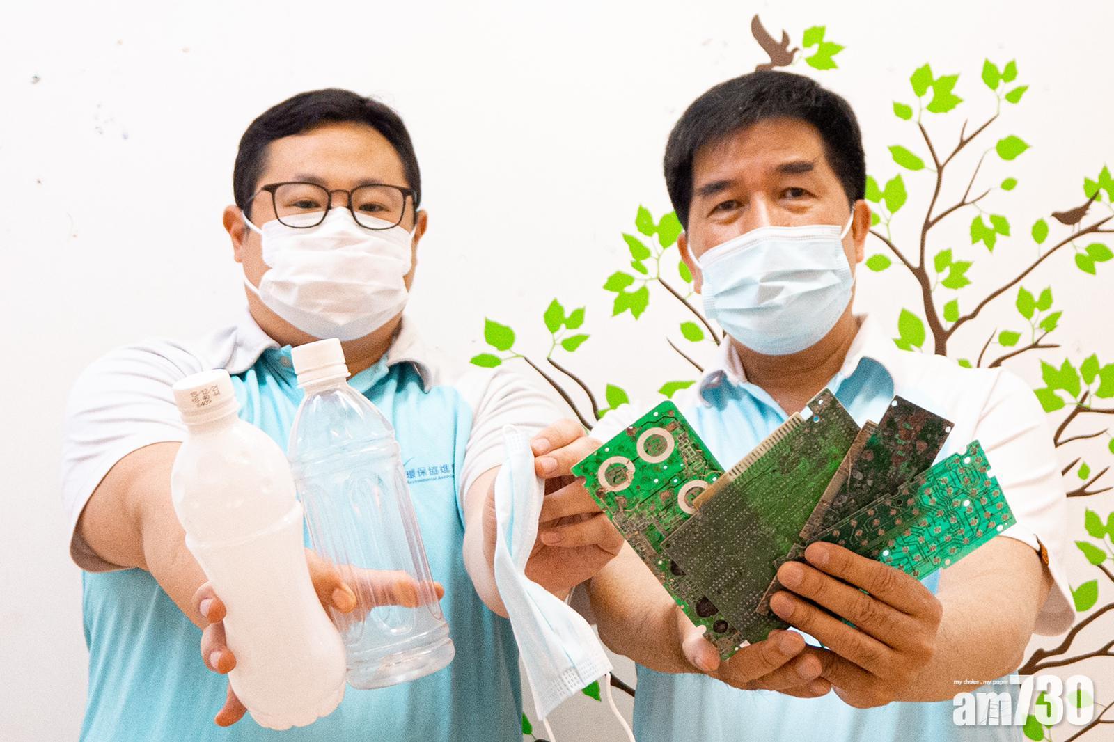 姜紹麟(左)懷疑,棄置傢俬及電器源於有人非法傾倒。