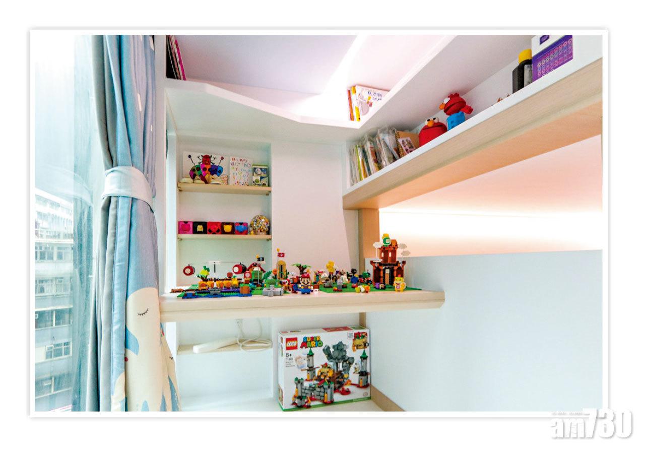 兒子房窗台打造成書枱及儲物架,窗外自然光充足,小孩更有動力讀書。