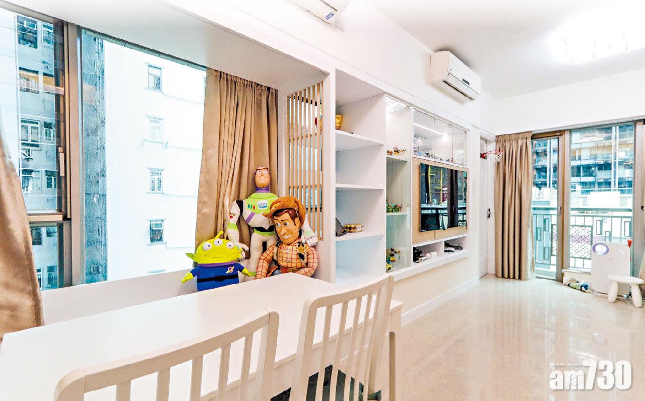 客廳窗台深2呎,長15呎,有足夠深度,一邊擺放電視櫃和展示架,另一邊加設坐墊成讀書區域,保留大窗採光。