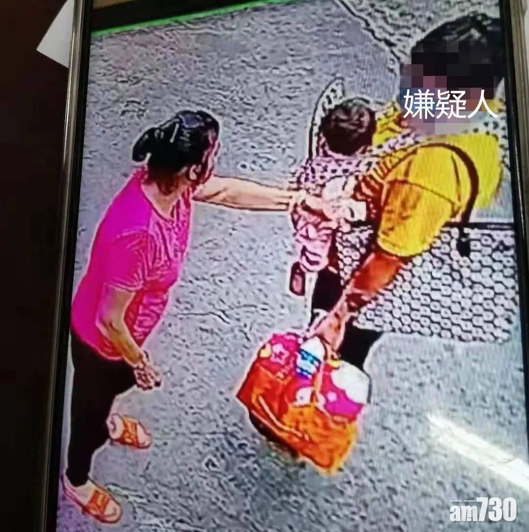 張女就這樣帶走女嬰。(互聯網)