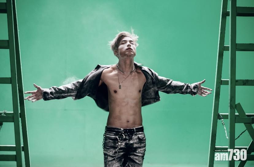 AK在新歌《黑之呼吸》MV大騷子彈肌。