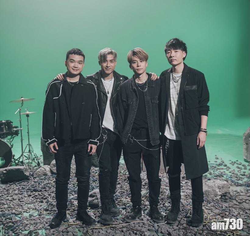 AK找來作曲的天衡(左2)、監製徐浩(左1)和鼓手天一(右)拍新歌MV。