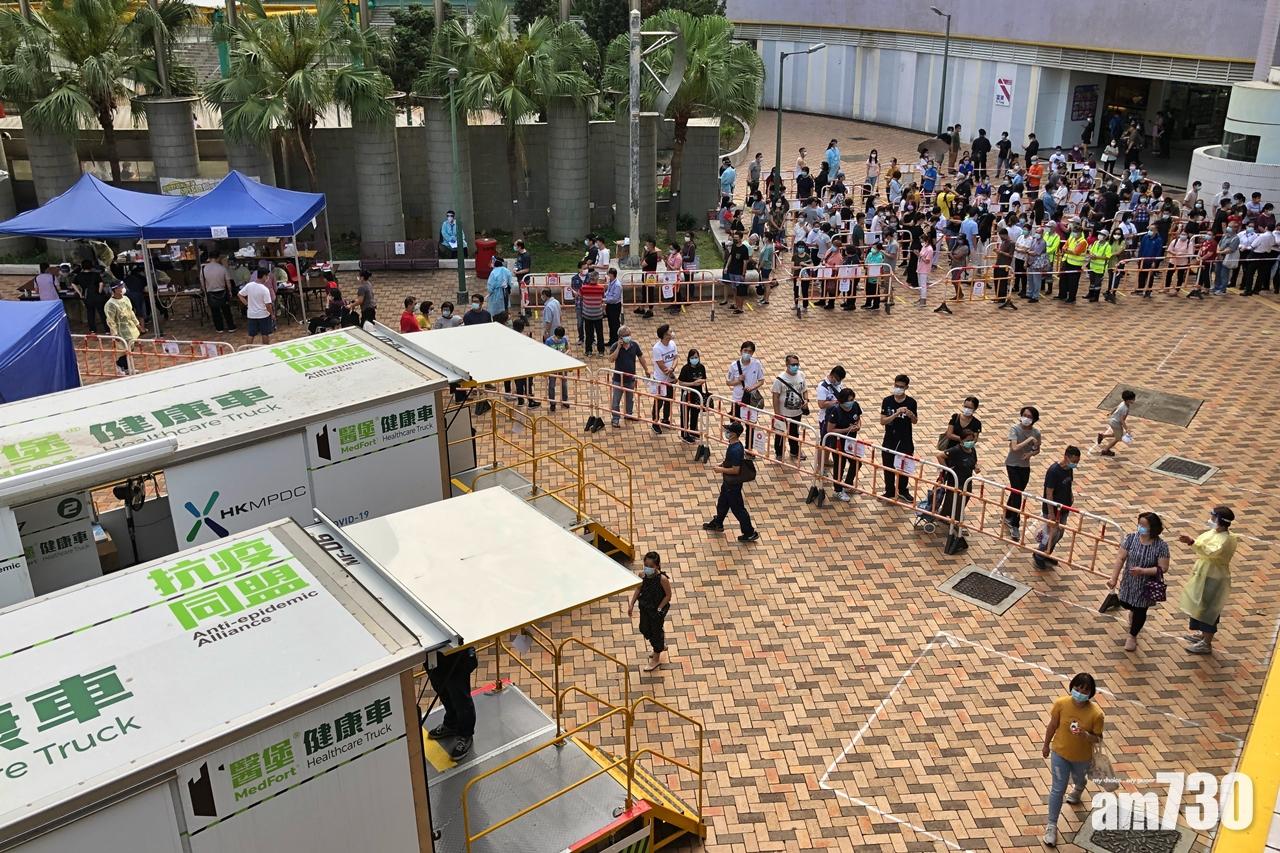 當局在東涌北公園七人硬地足球場及富東廣場對出空地設立流動採樣站,兩個採樣站自今早起都出現排隊人龍。(莊振邦攝)