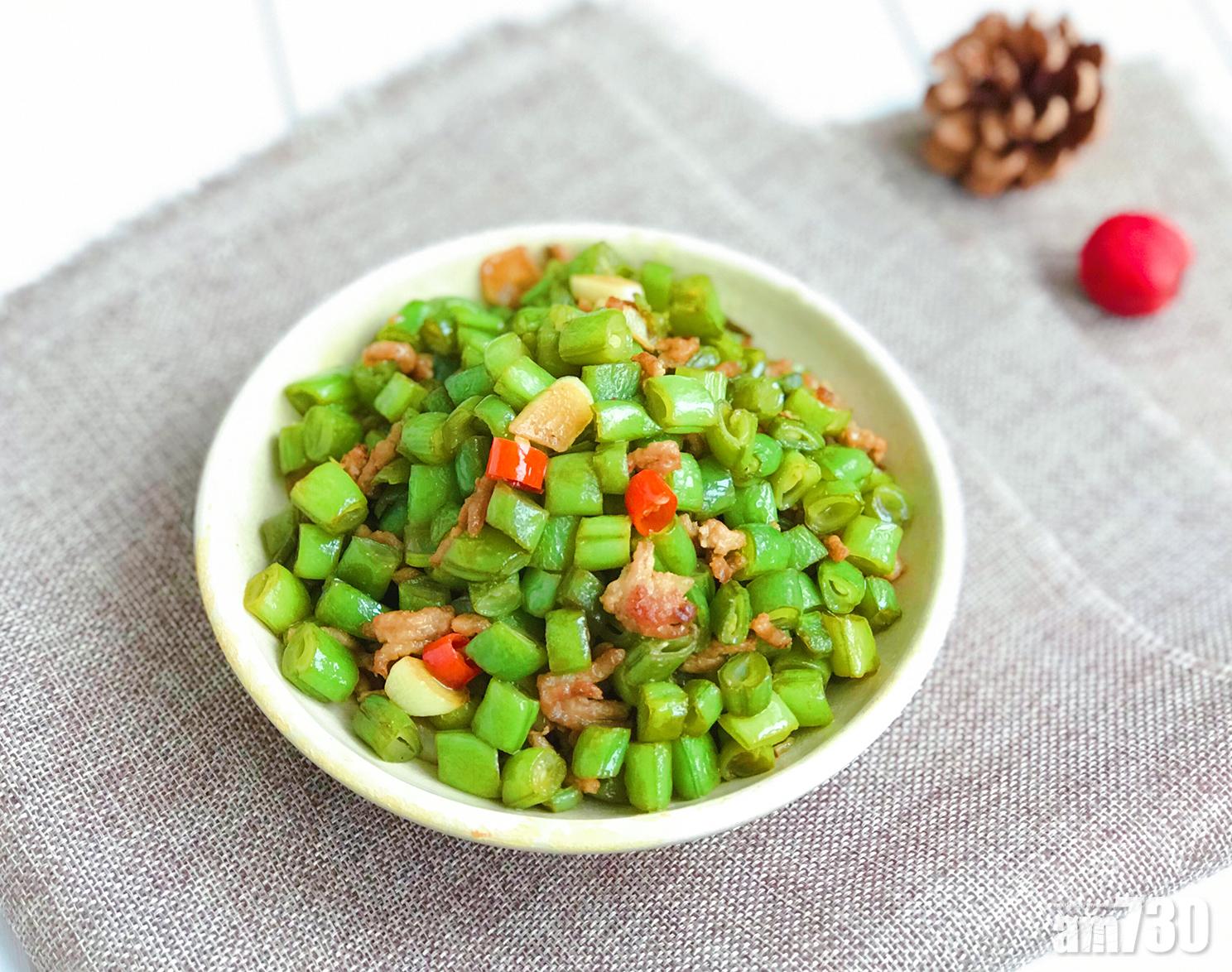 將四季豆汆燙煮熟,倒入已炒熟的肉碎和蒜蓉,即成為一道美味的菜餚。(互聯網圖片)