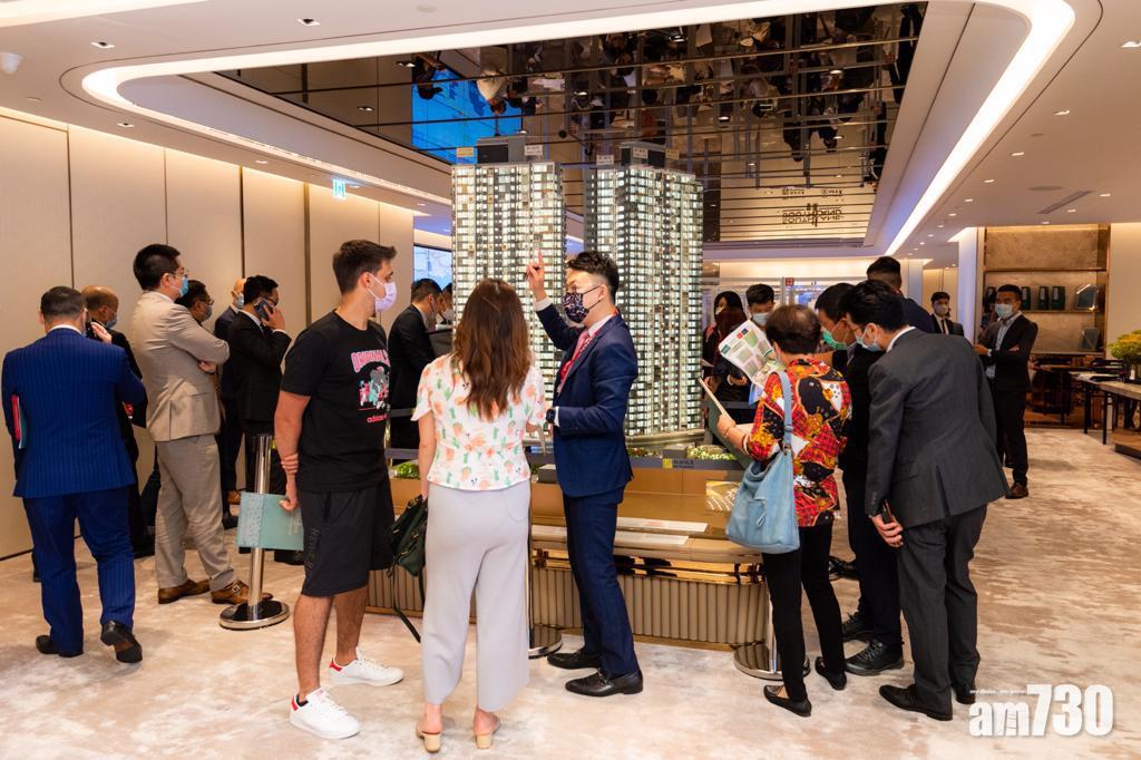 晉環今日以招標形式售出6伙四房雙套連工作間及洗手間大單位,成交金額介乎5,000萬至6,600萬元,成交實用面積呎價介乎41,051元至54,187元,合共套現逾3.26億元。