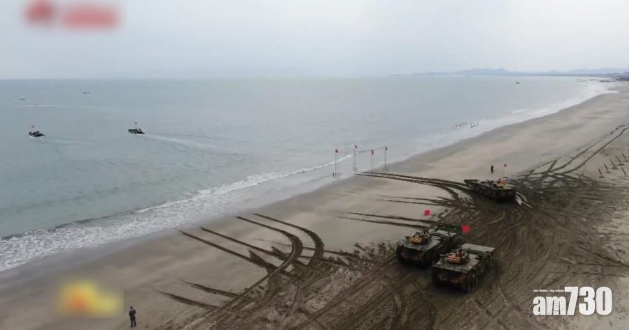 陸軍第74集團軍某合成旅組成的兩棲裝甲分隊,近日在廣東東部某海域展開戰備演訓。(互聯網)