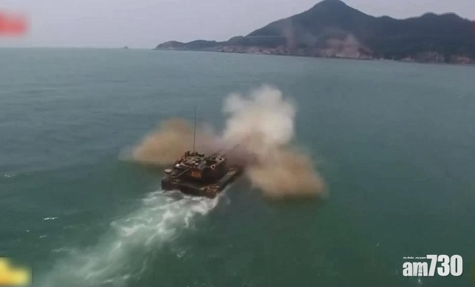 陸軍第74集團軍某合成旅組成的兩棲裝甲分隊,近日在廣東東部某海域展開戰備演訓。(互聯網)