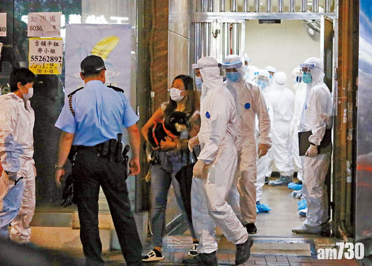 穿全套保護衣的人員協助居民離開。(林俊源攝)