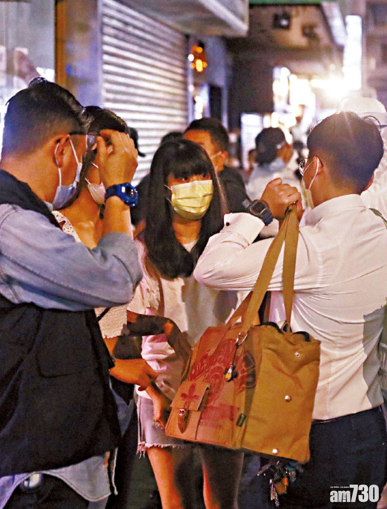 有住戶把寵物轉交到場親友。(林俊源攝)