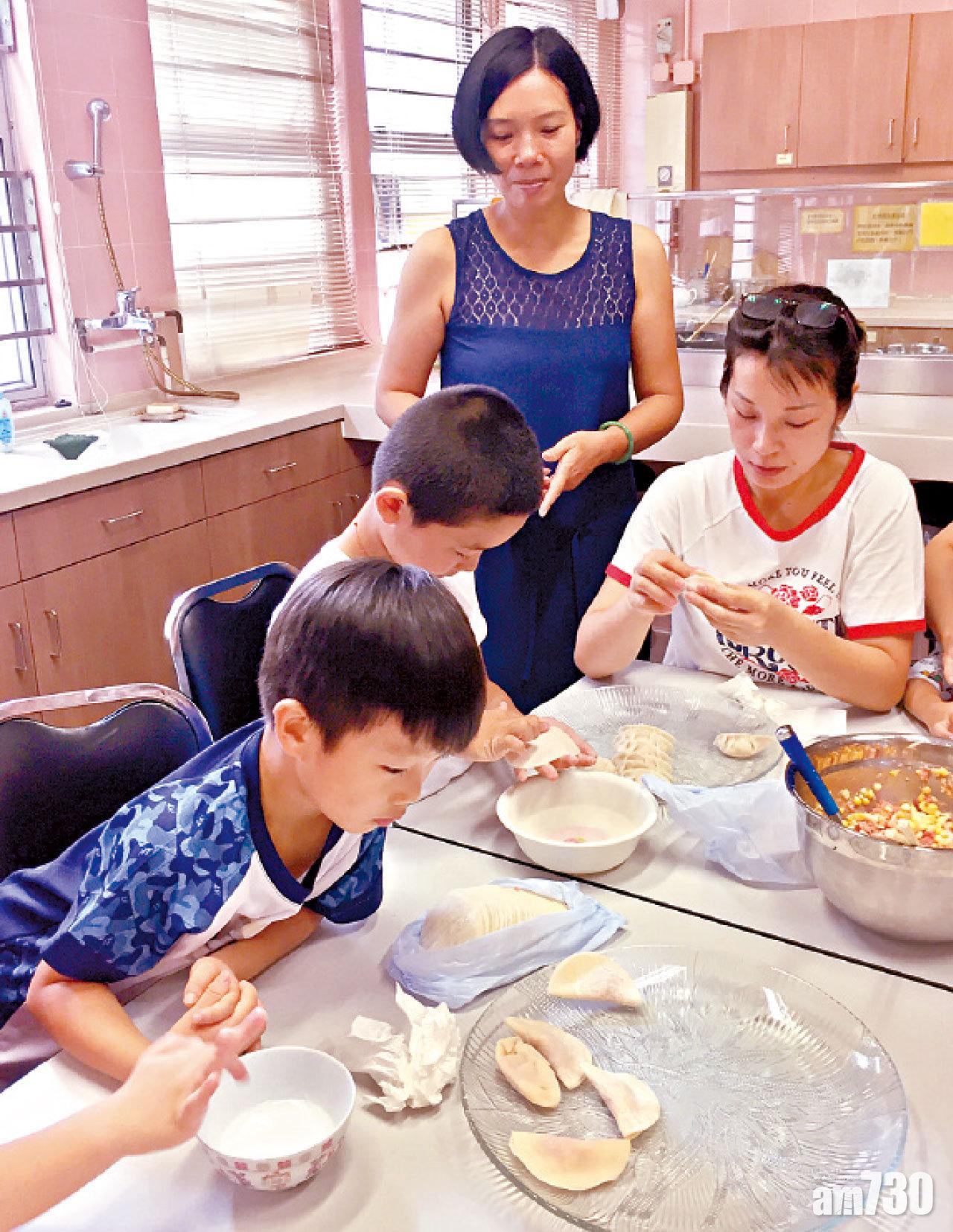 阿琼(站立者)教導小朋友製作餃子。