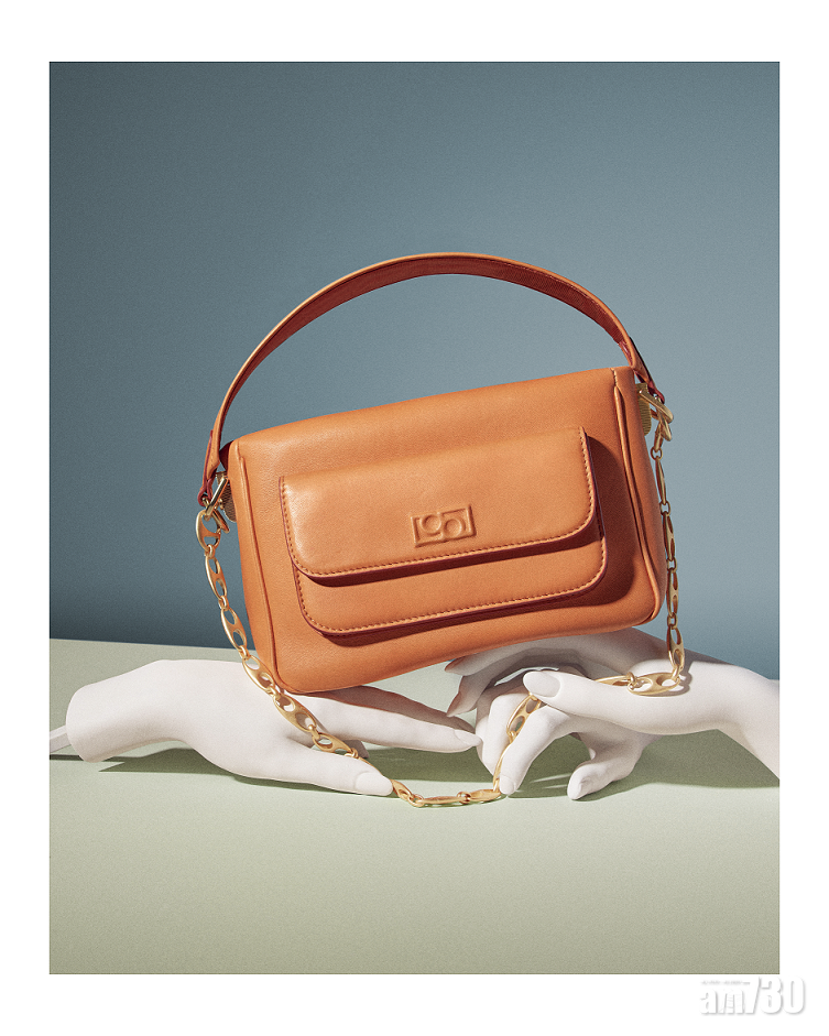 PORTS 1961 Zoe 日落橙皮革手袋 $5,900 
採用柔軟的納帕皮革製成的Zoe手袋用途廣泛,最適合上班的母親,以品牌標記為設計的長鏈帶及皮革手柄,別幟一格。