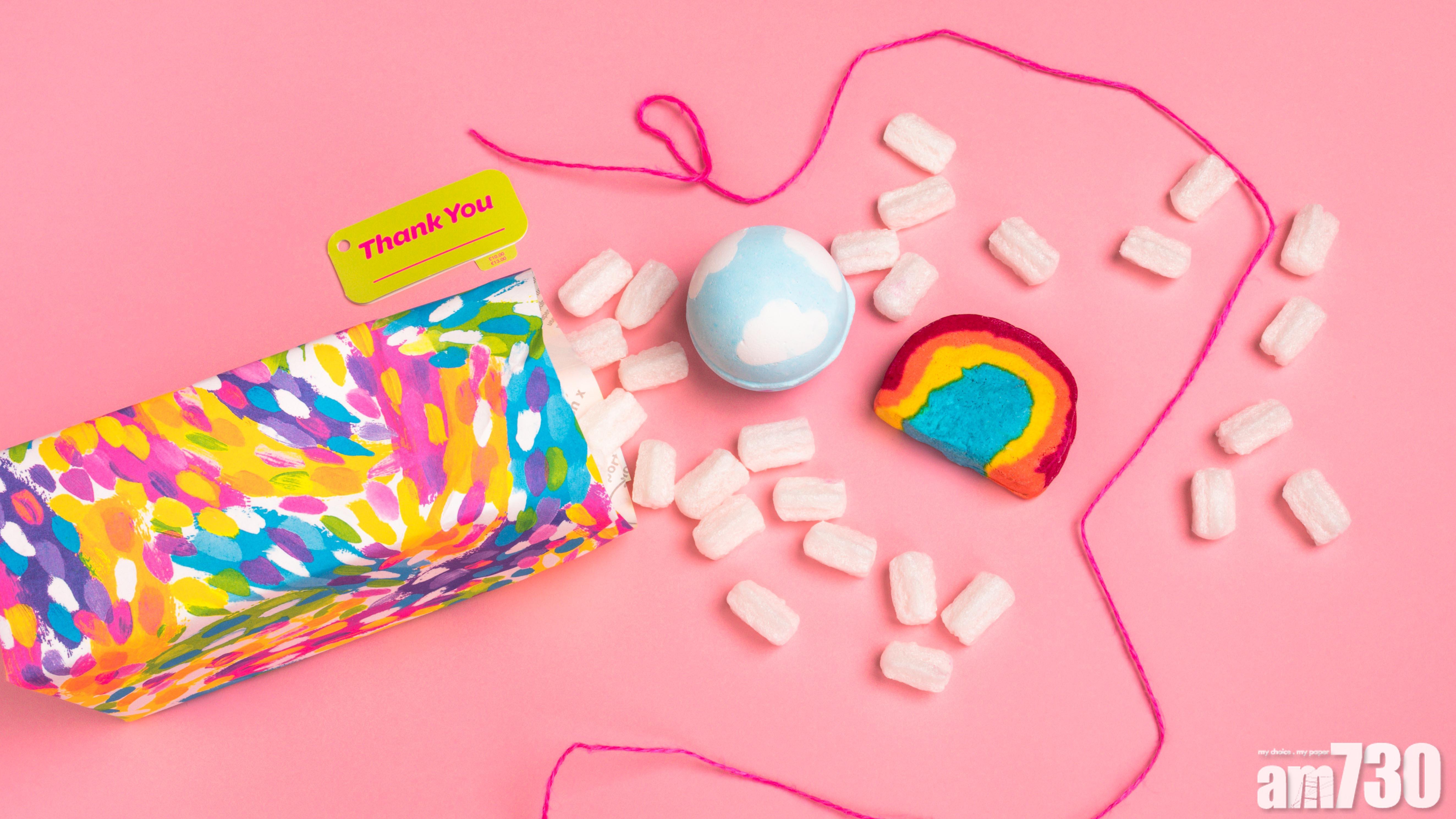 LUSH 致謝愛意禮盒 $160
包括彩虹迷你泡泡浴芭及晴天媽媽汽泡彈,洋溢清新果香,讓母親享受放鬆的浸浴。