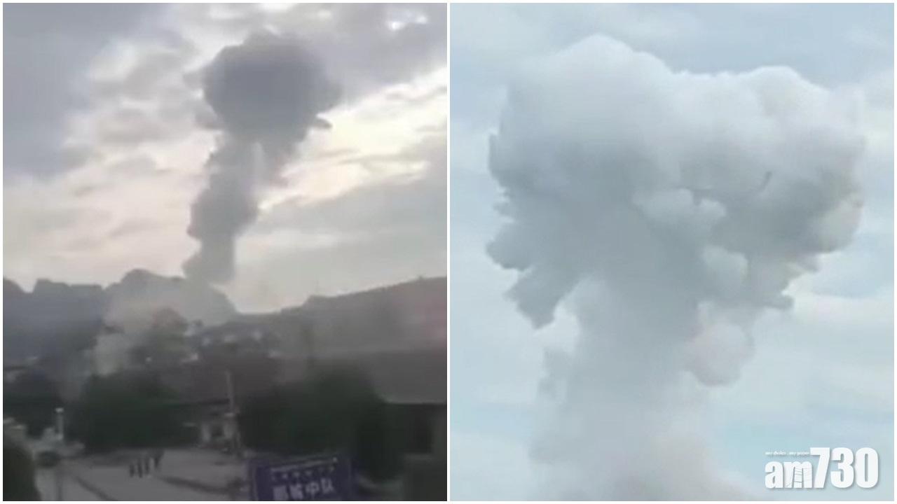 廣西百色一間存放熱膨脹劑的房子發生爆炸,現場冒起白色的蘑菇雲。(網片截圖)