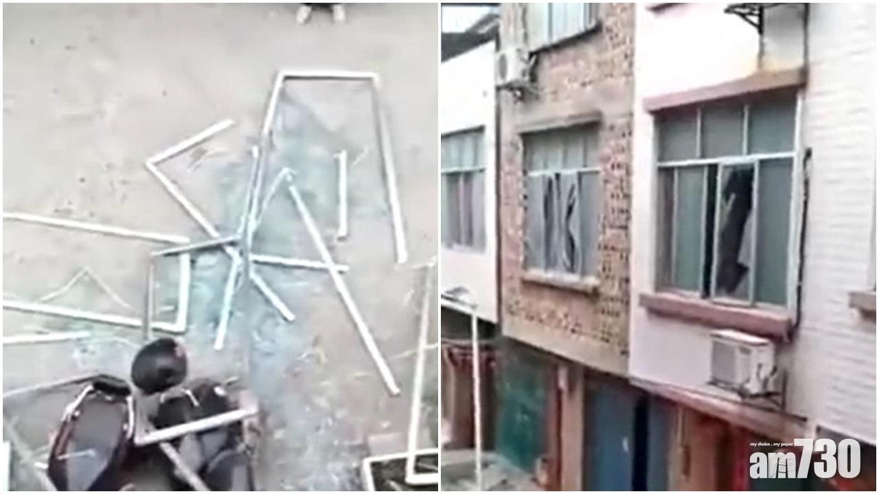 爆炸威力強大,附近有房子的玻璃窗被震碎,部分窗框及玻璃碎片跌落地面。(網片截圖)