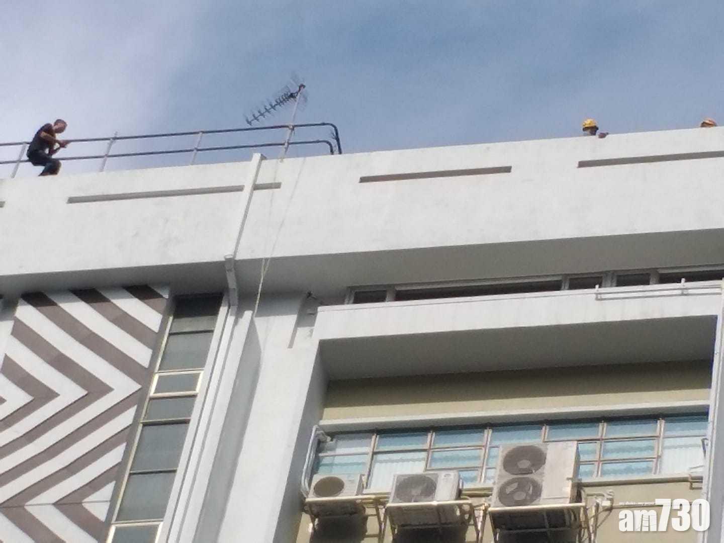 紅磡男子危坐大廈天台,消防開氣墊救援。(香港突發事故報料區@fb)