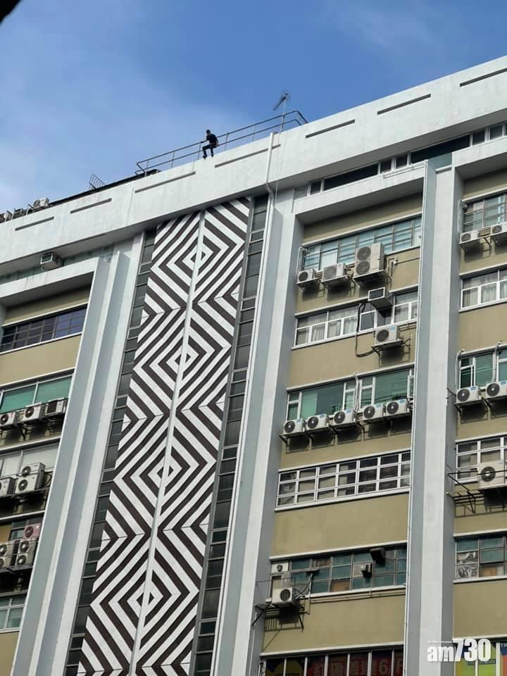 男子被勸服,自行回到安全位置,由救護車送院檢驗。(香港突發事故報料區@fb)