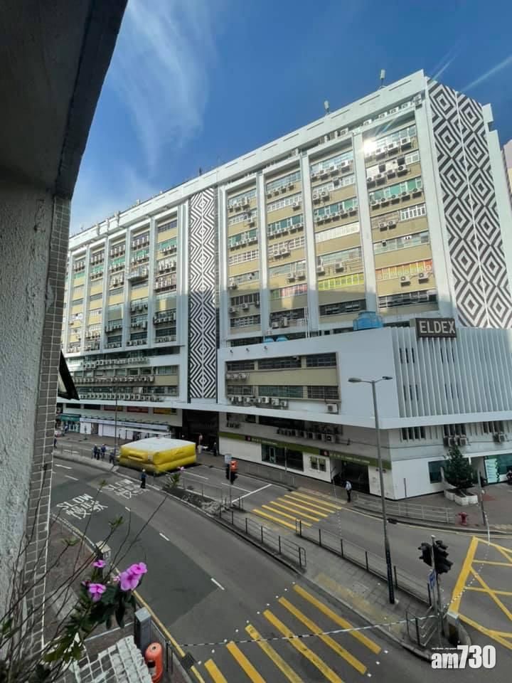 消防在路面張開救生氣墊戒備。(香港突發事故報料區@fb)
