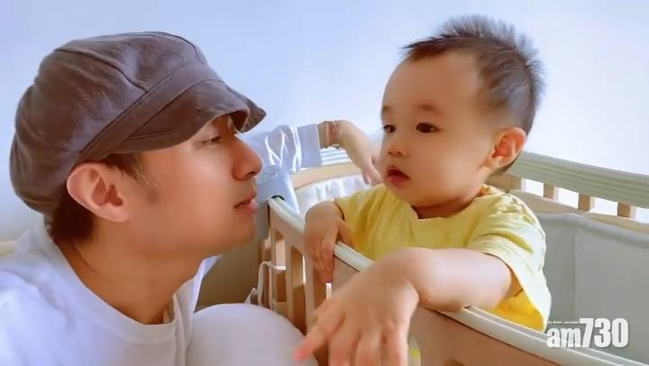 古巨基幫太太哄兒子睡。(IG@leoku)