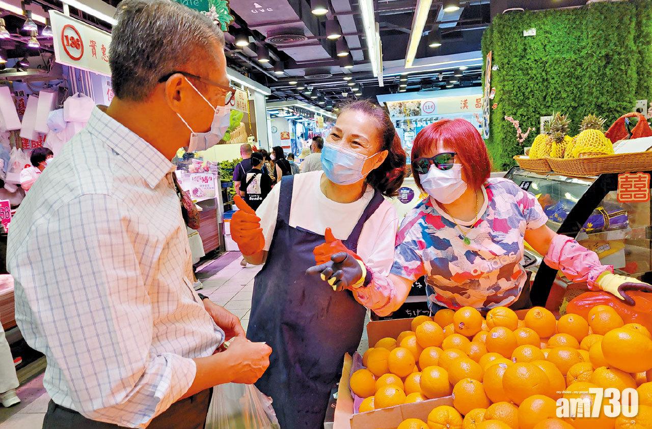 陳茂波指前日特意到街市與商戶聊天及了解市道。(陳茂波網誌)