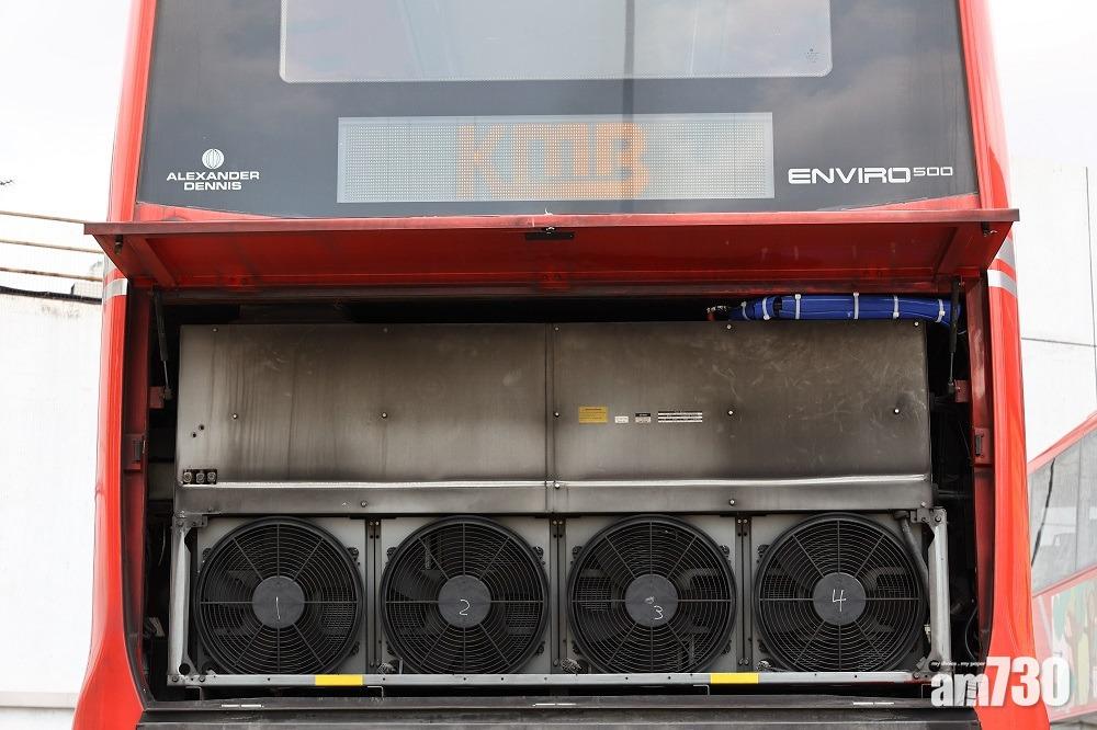 新一代太陽能裝置巴士供電予車內冷氣系統及抽風機,可降低車廂溫度達8至10度。(九巴提供)