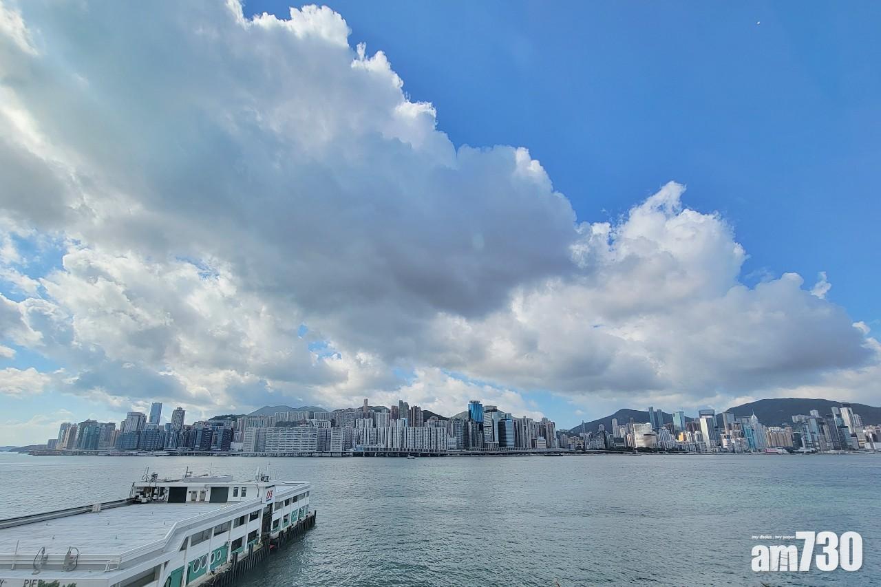 天文台早上發出酷熱天氣警告。(莊振邦攝)