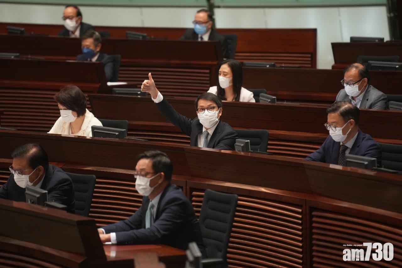 立法會以40票贊成,2票反對,通過修改選舉制度條例草案的二讀。(陳奕釗攝)