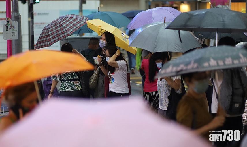 天文台改發黃色暴雨警告信號。(鍾式明攝)