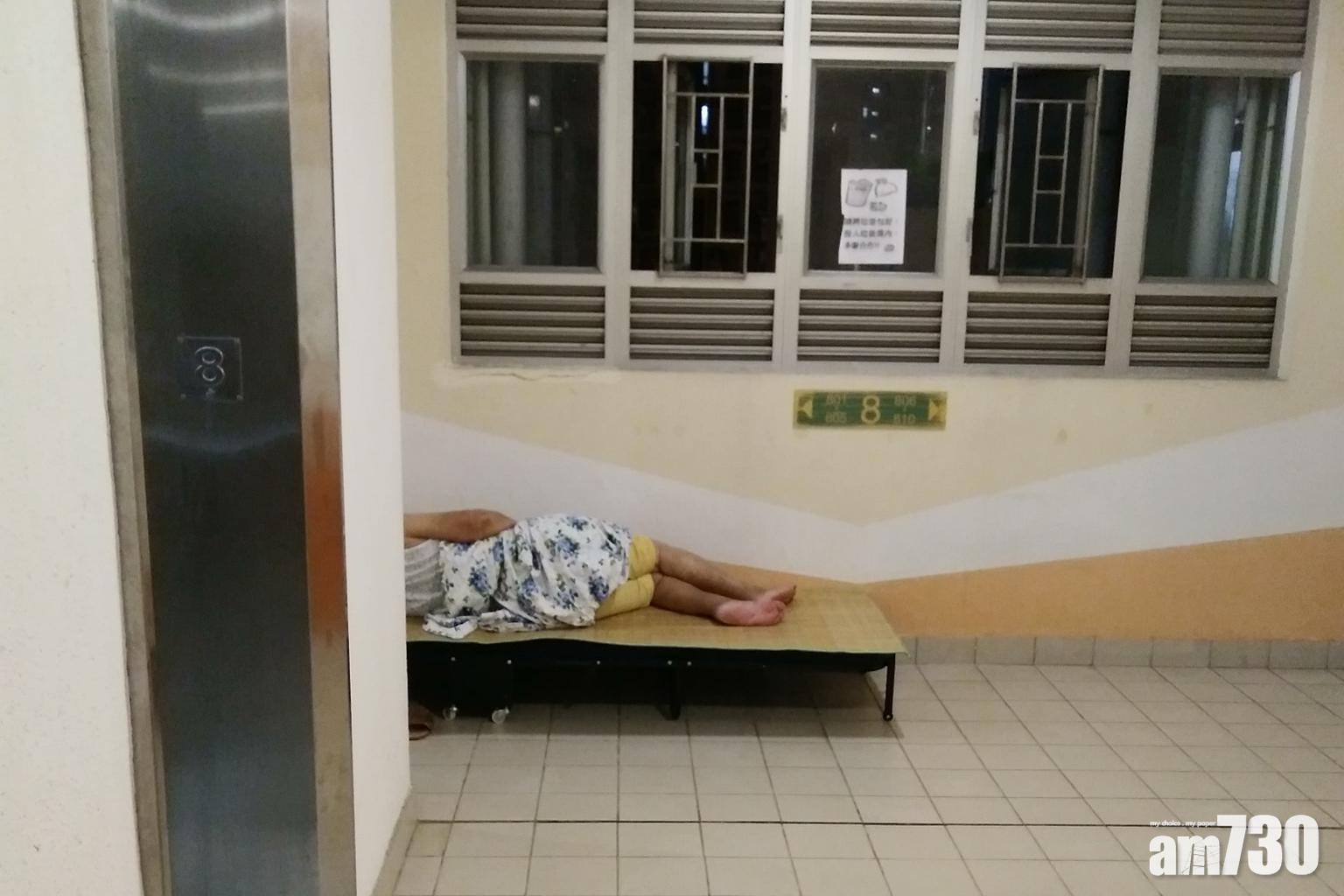 有網民在長沙灣元州邨一個大堂,發現有人睡在走廊。(網民Dannysoccer Leung@FB群組「深水埗街坊會」)