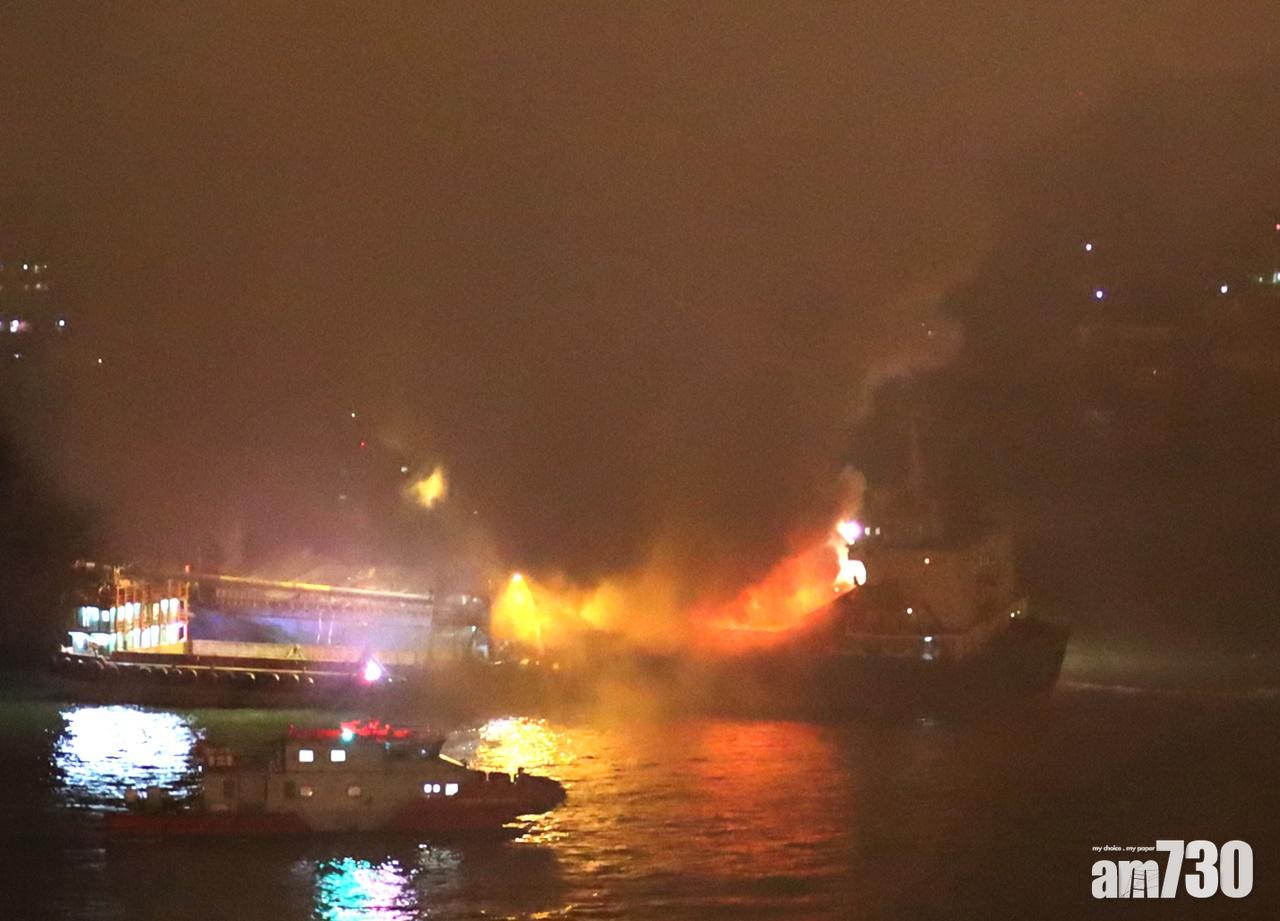 昂船洲有金屬廢料船起火,焚燒近15小時。(鍾式明攝)