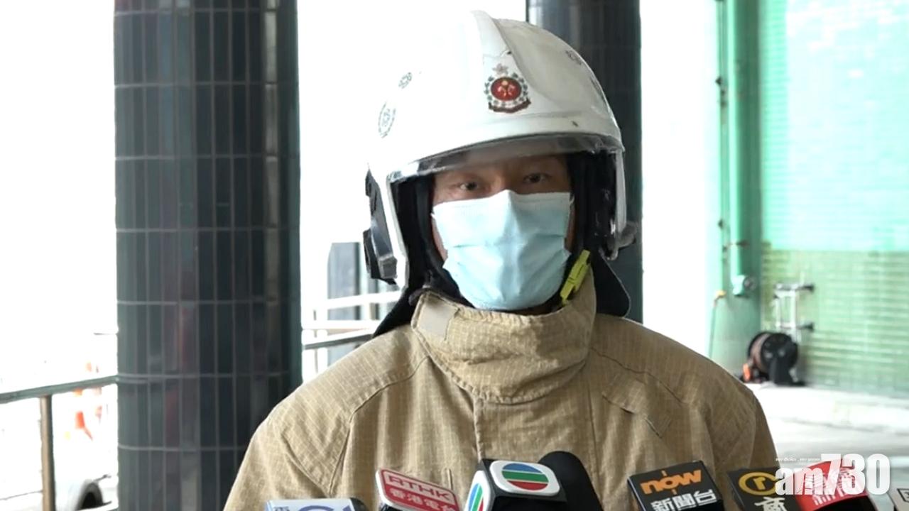 昂船洲貨船3級火,消防指金屬廢料堆積如山,水及泡沫難直滅火源。(直播截圖)
