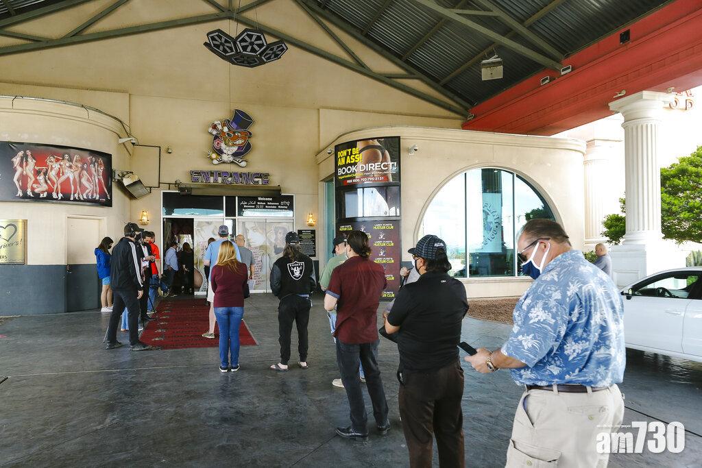 拉斯維加斯當局向目標群組出擊,近日派醫護到當地脫衣舞俱樂部等娛樂場所幫人打針。(美聯社)